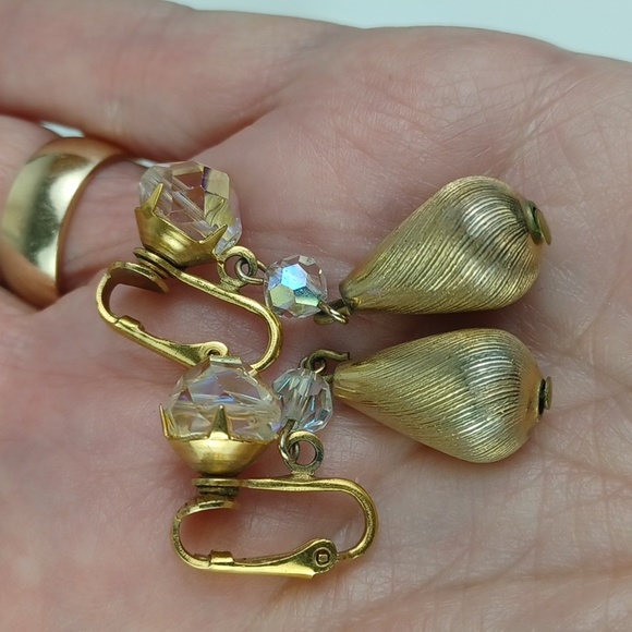 Vintage Style Gold Tone Crystal Like Glamorous Clip-on Earrings - Picture 8 of 10